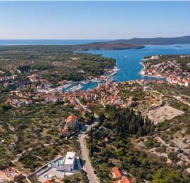 4 Bedroom Villa with Pool near Milna, Brac Island Sleeps 8 